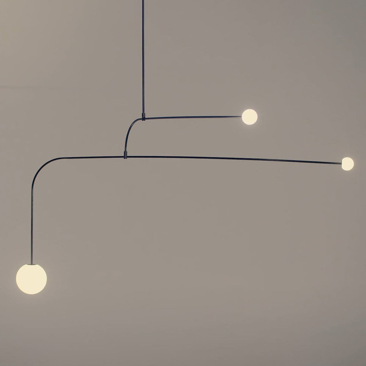 Candelabro Viraiseon móvel, preto e minimalista