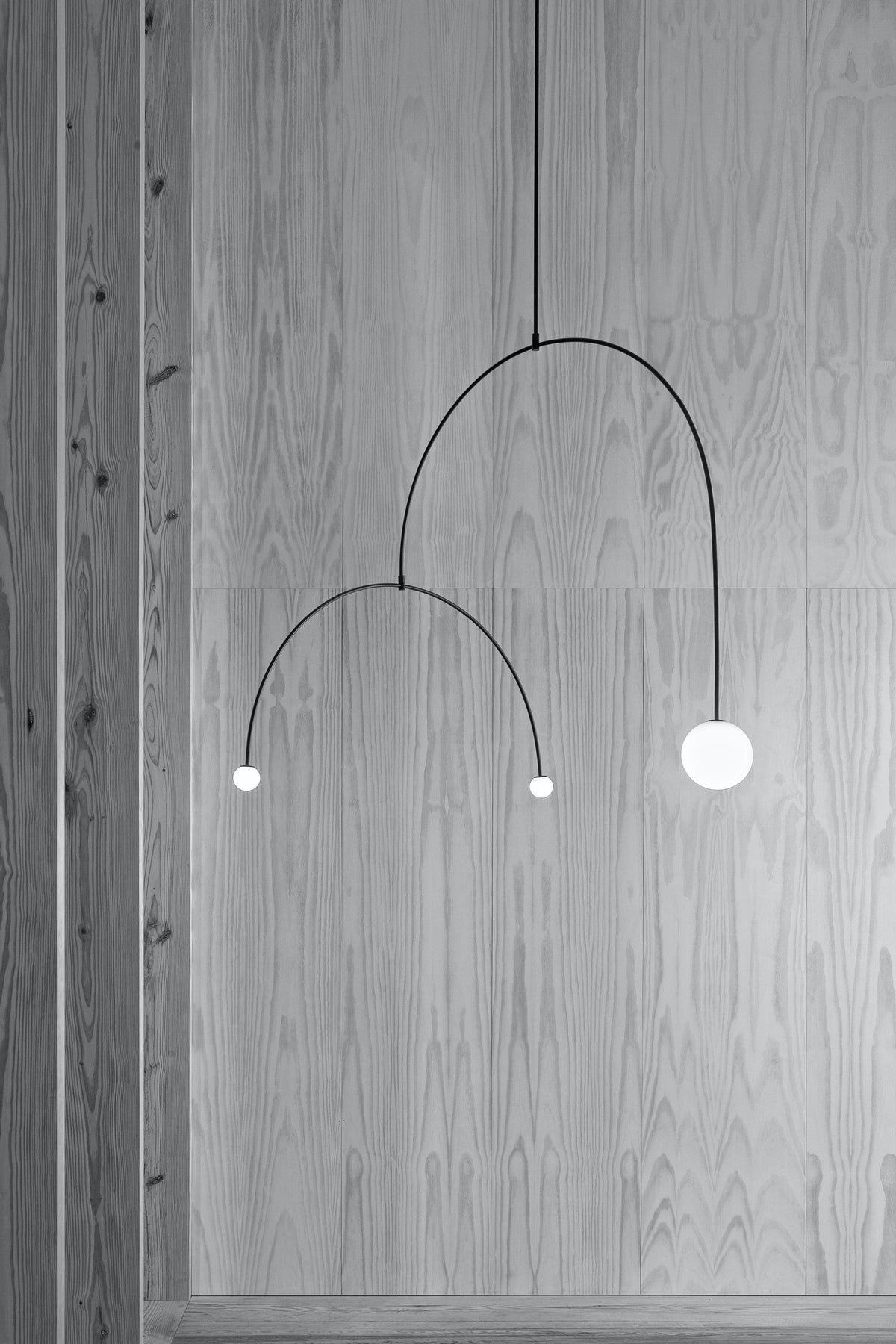 Candelabro Viraiseon móvel, preto e minimalista
