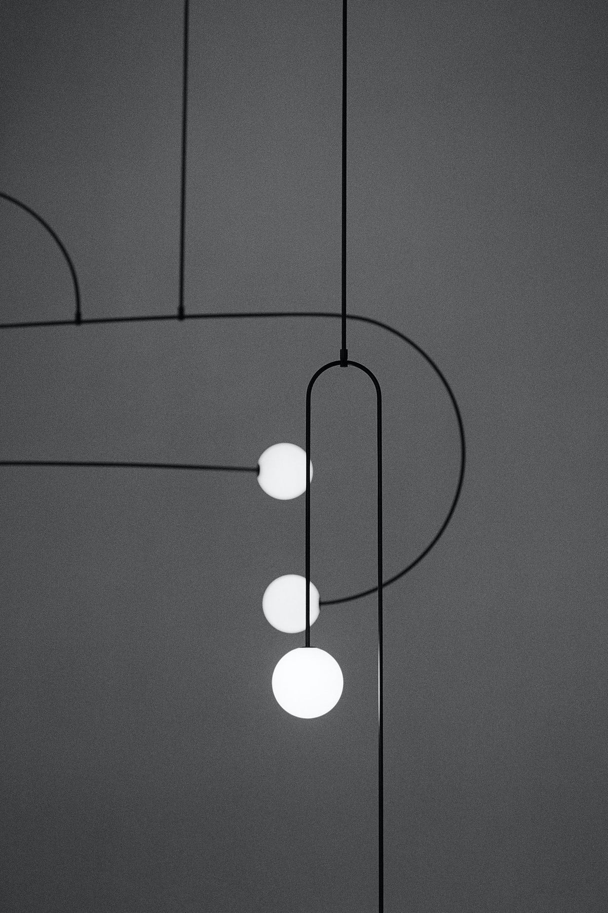 Candelabro Viraiseon móvel, preto e minimalista