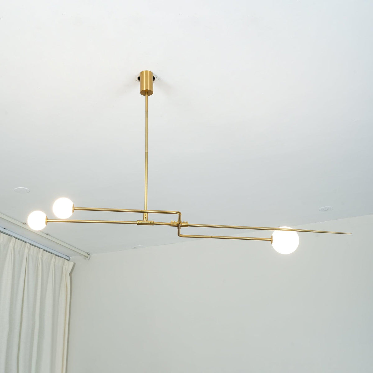 Candelabro Viraiseon móvel, preto e minimalista