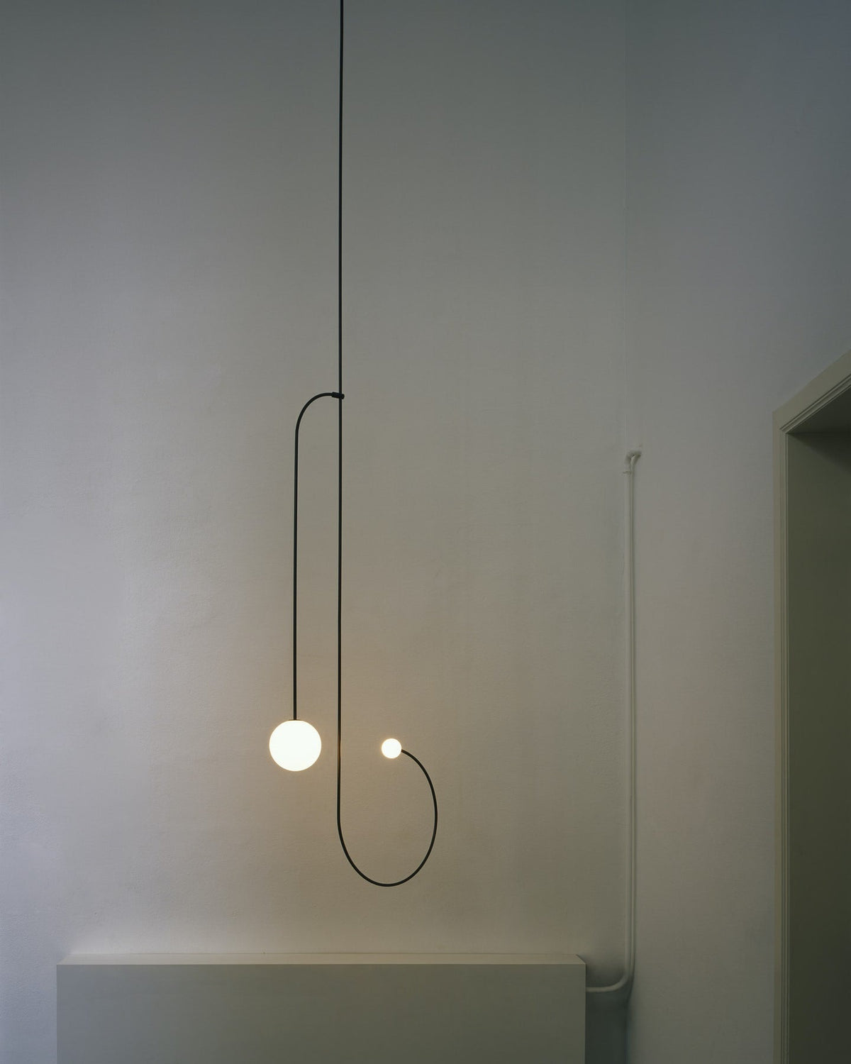 Candelabro Viraiseon móvel, preto e minimalista