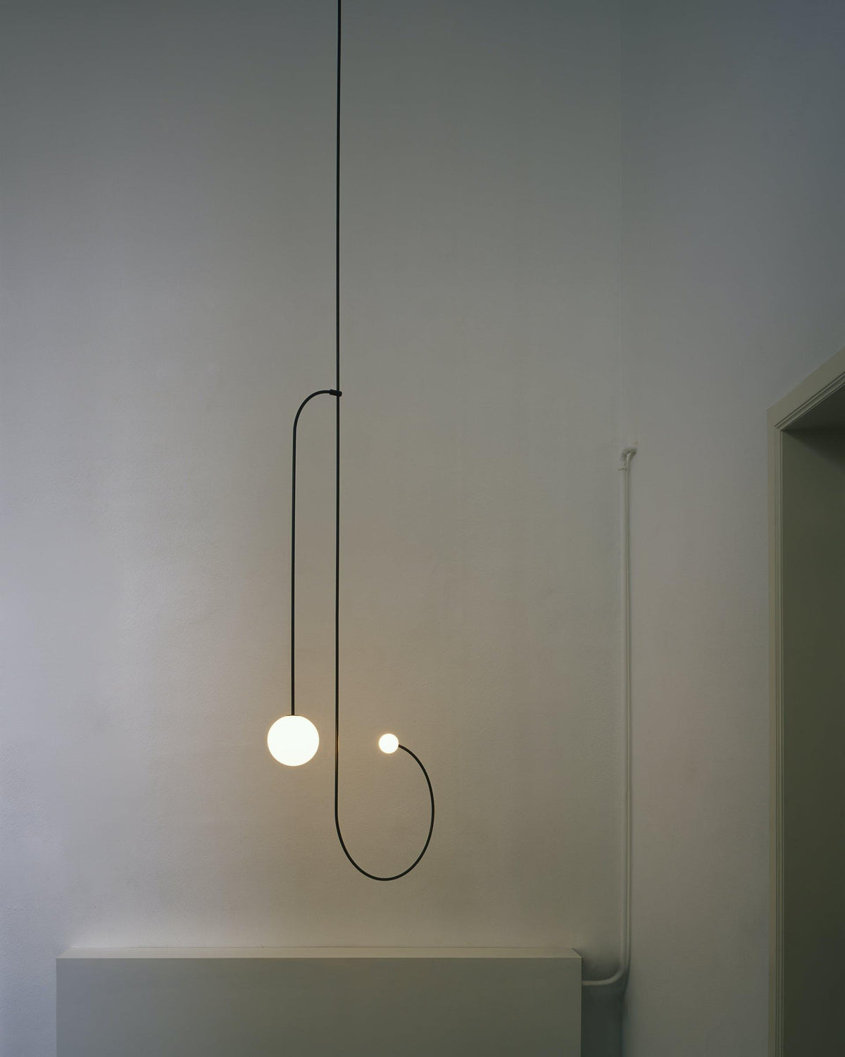 Candelabro Viraiseon móvel, preto e minimalista