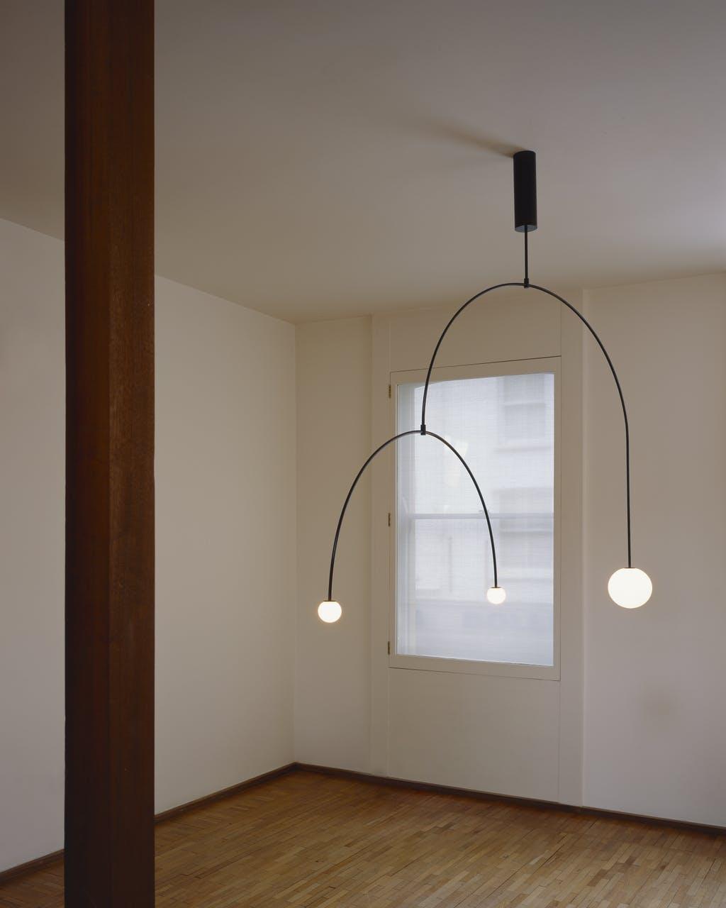 Candelabro Viraiseon móvel, preto e minimalista
