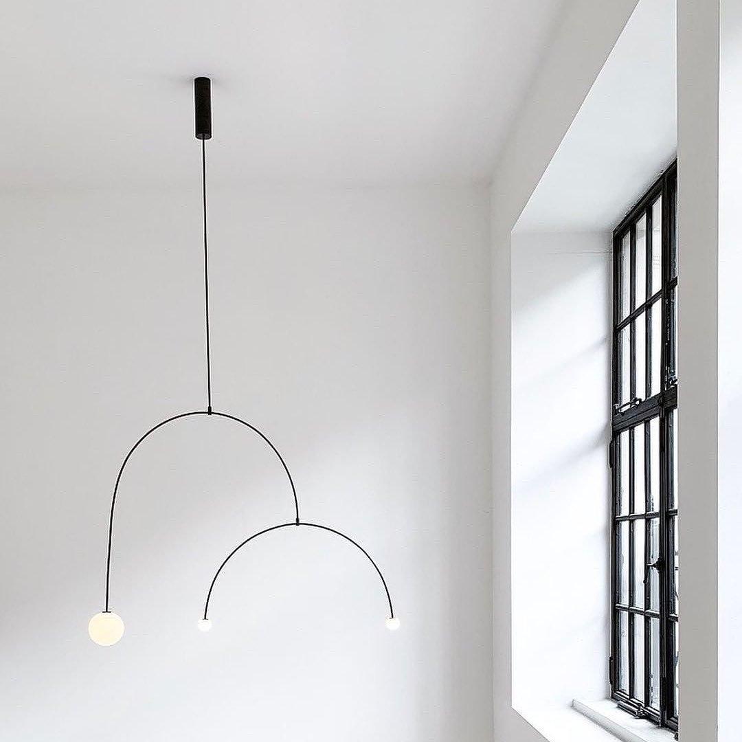 Candelabro Viraiseon móvel, preto e minimalista