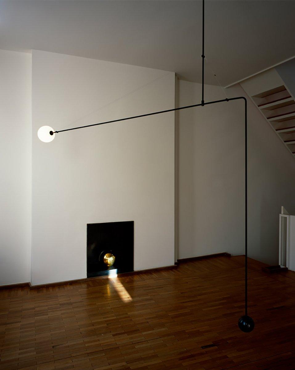 Candelabro Viraiseon móvel, preto e minimalista
