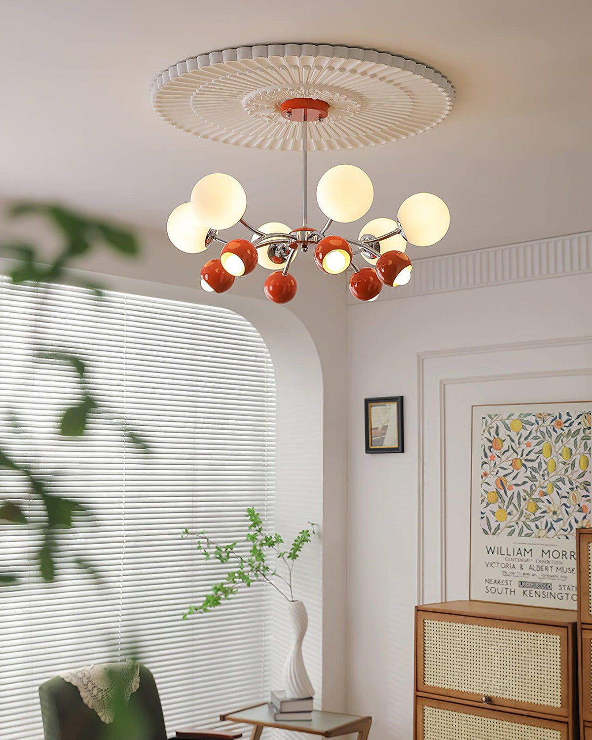Eloria lysekrone med glaskuppel og kronbladsdesign, minimalistisk stemningsbelysning