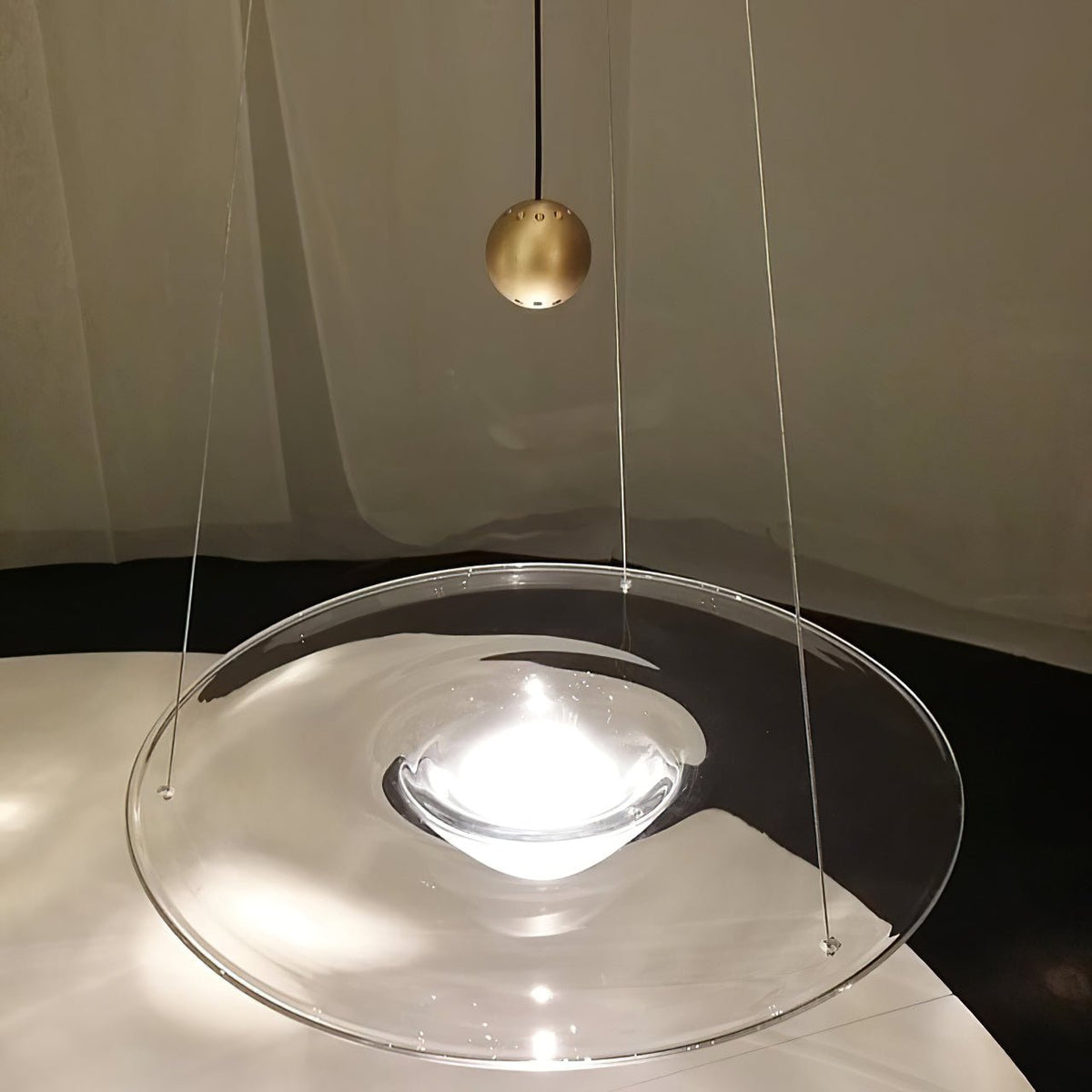 Candeeiro suspenso Aurivine minimalista em latão