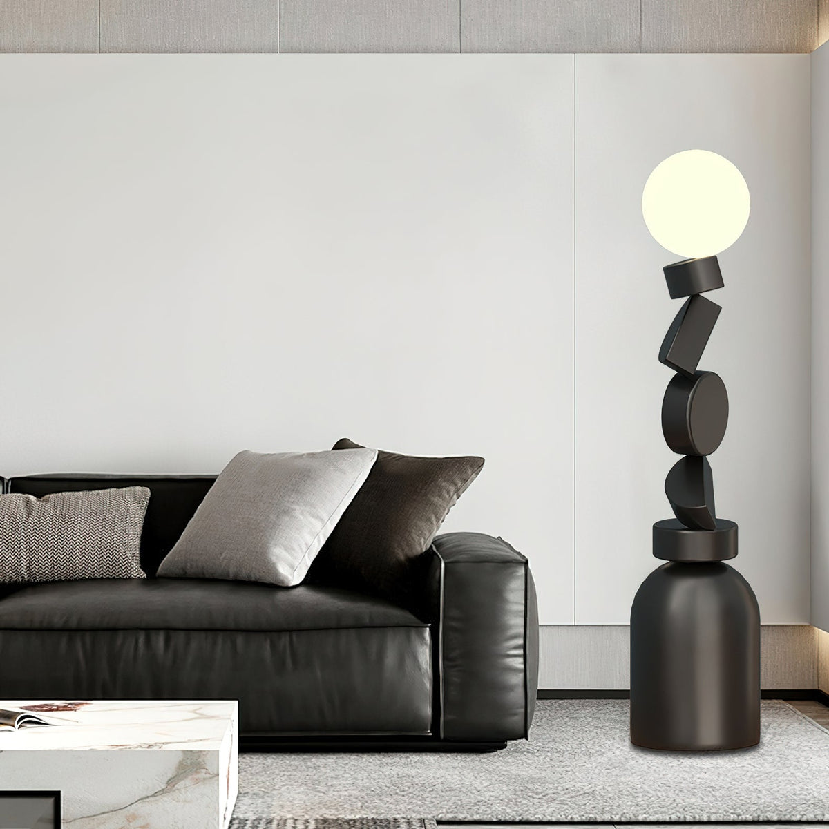 Calisine-gulvlampe med monolitisk kubeformet sort fod
