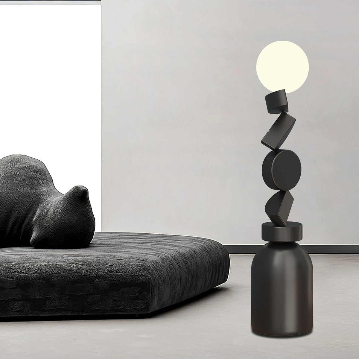 Calisine-gulvlampe med monolitisk kubeformet sort fod