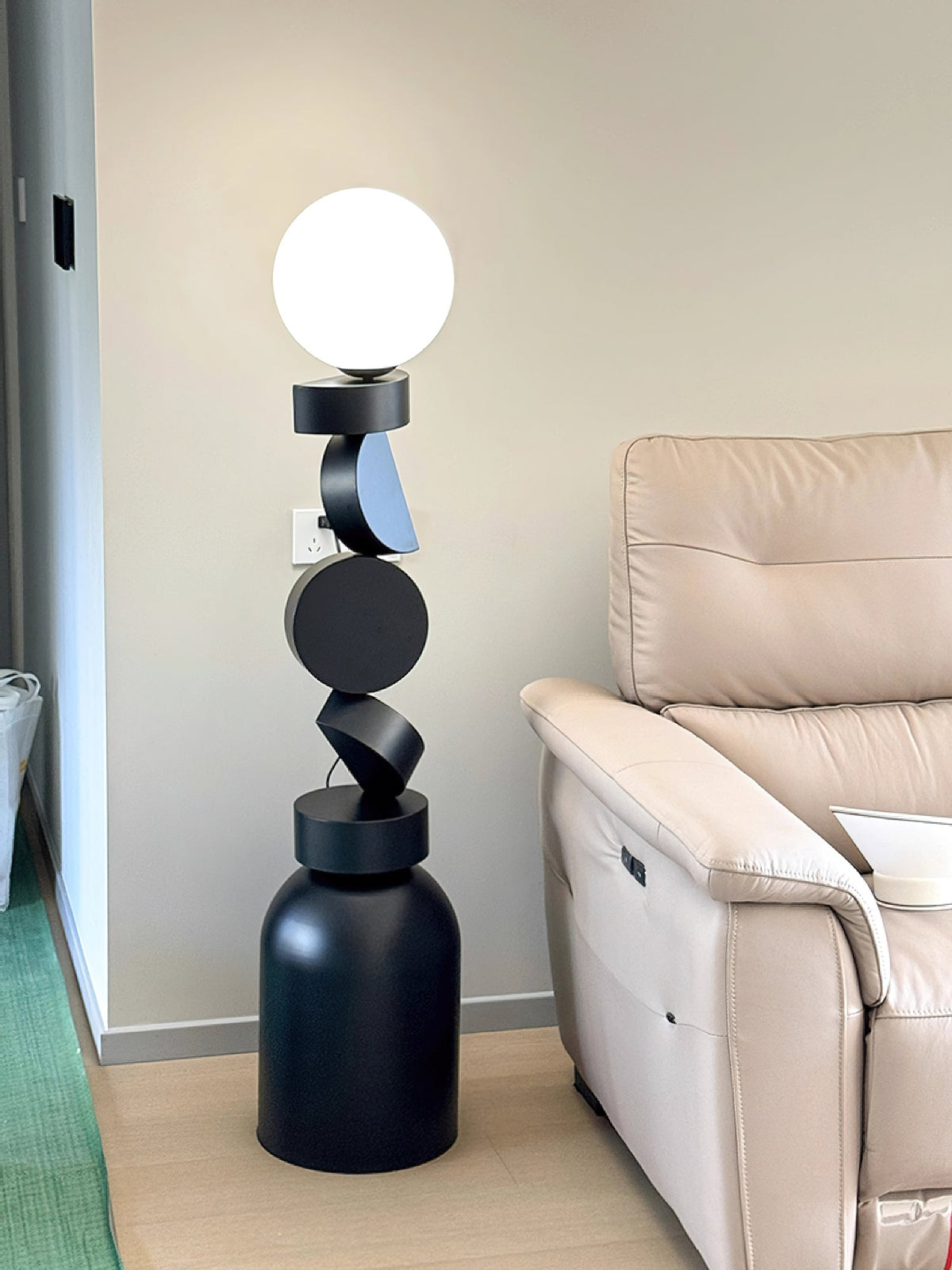Calisine-gulvlampe med monolitisk kubeformet sort fod