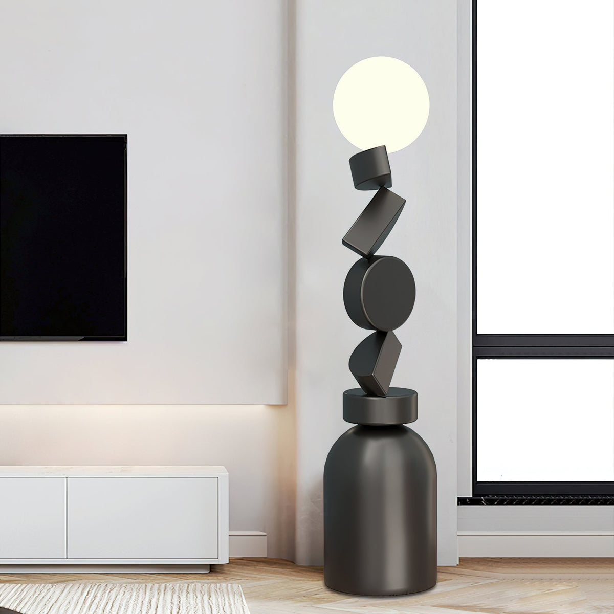Calisine-gulvlampe med monolitisk kubeformet sort fod