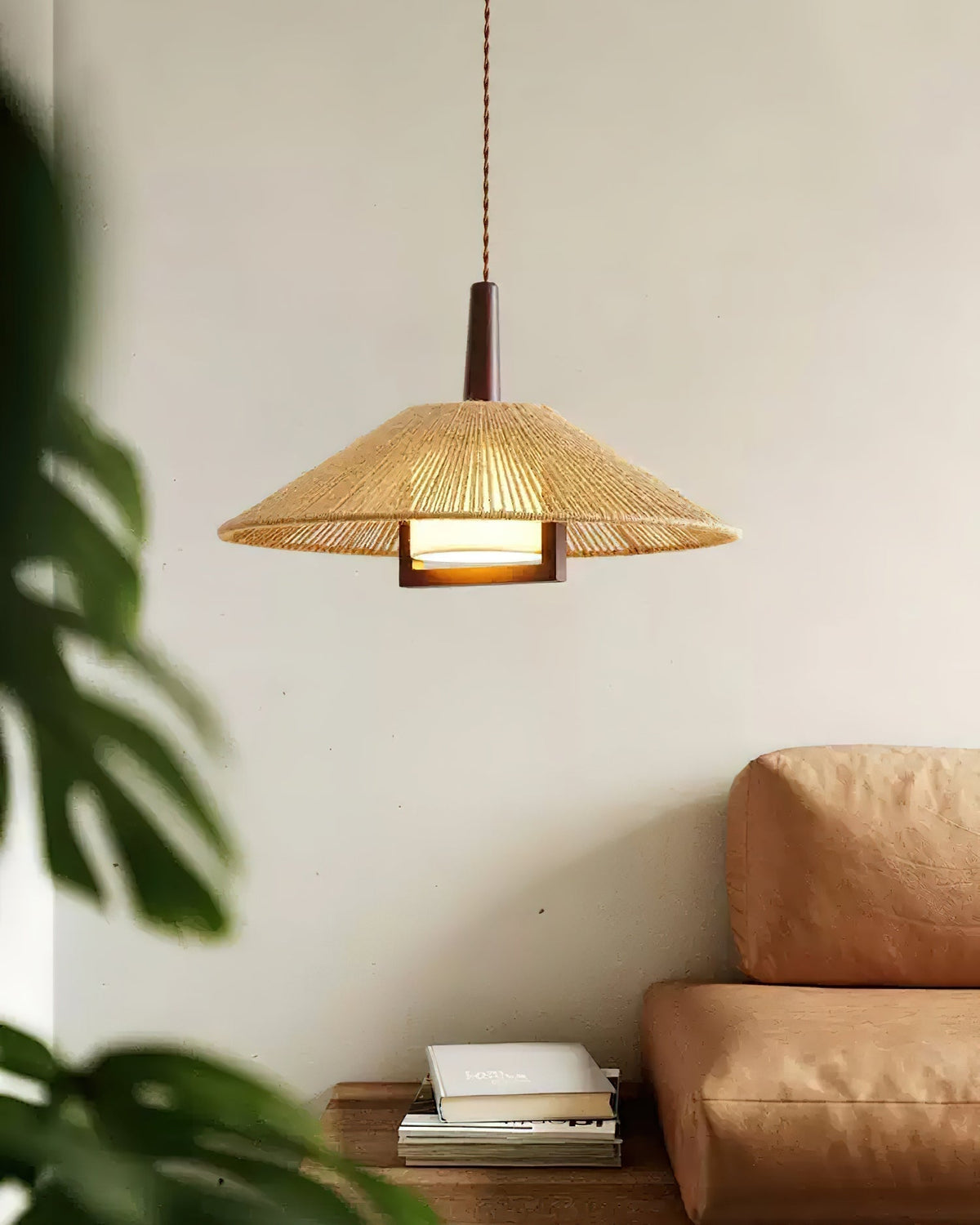 Fidoya kegleformet pendellampe i flettet rattan