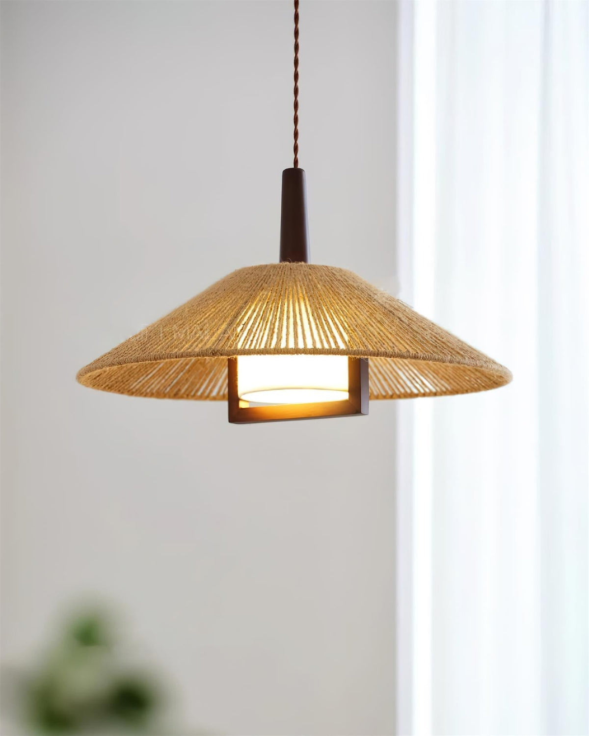 Fidoya kegleformet pendellampe i flettet rattan