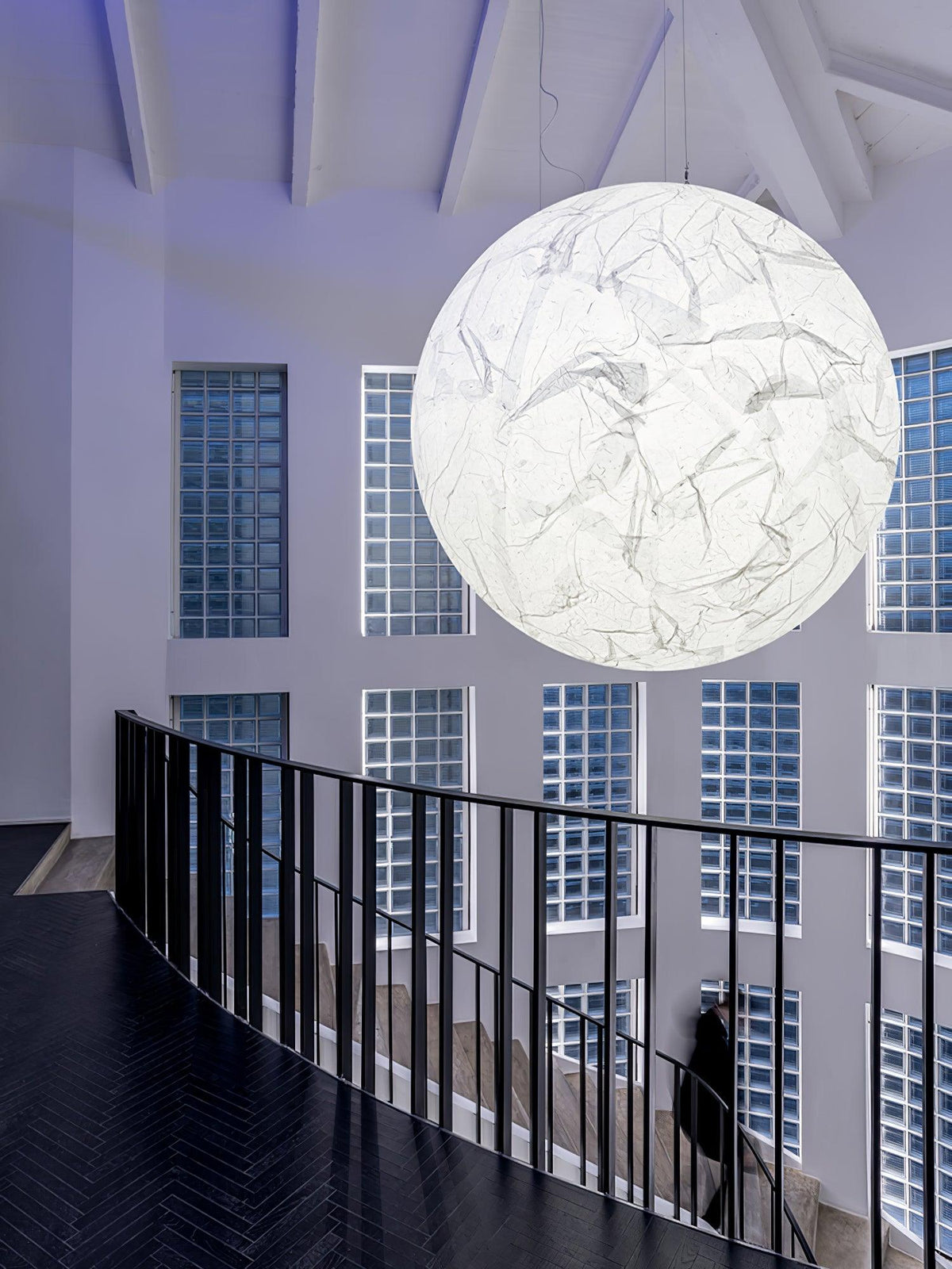 Candeeiro suspenso Globe minimalista em seda