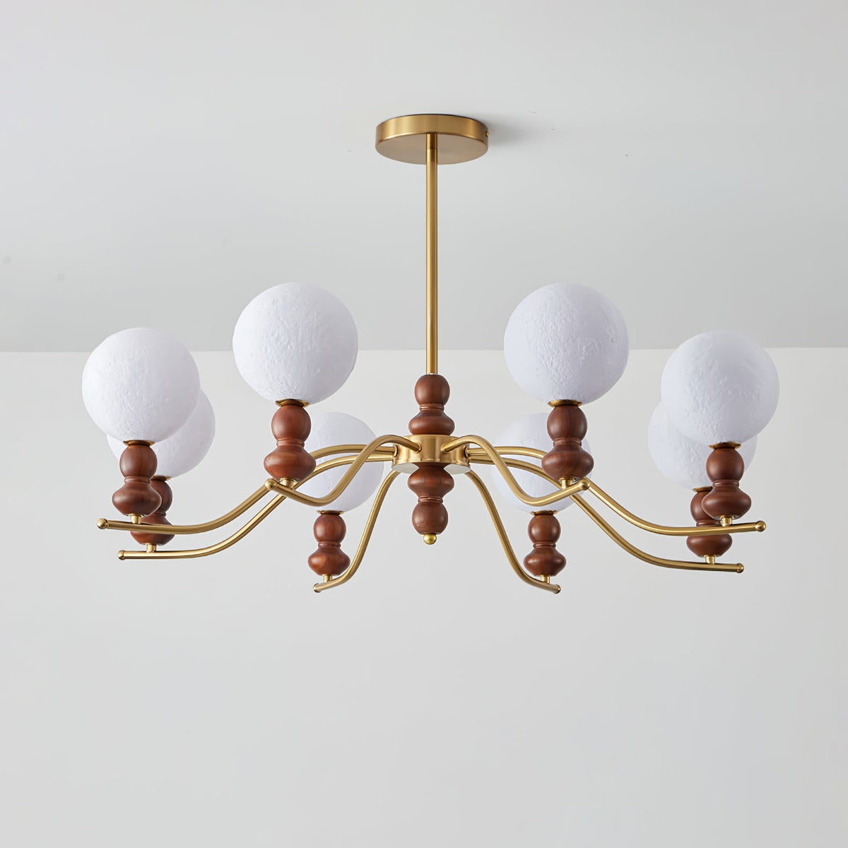 Elvivira-lysekrone i messing og træ med elegant måneglobus