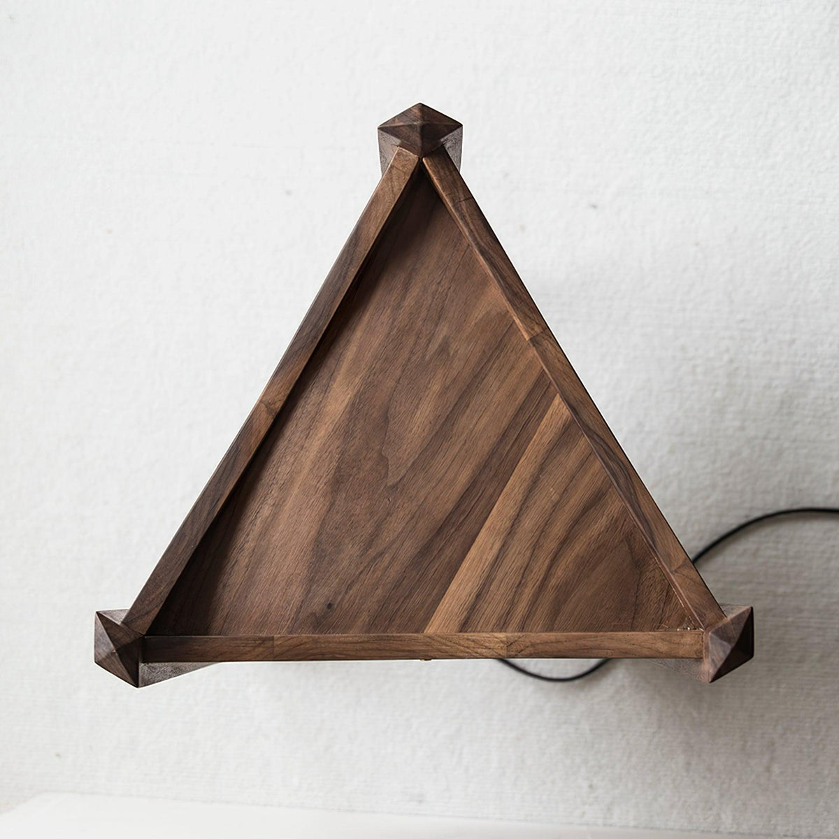 Carvora golvlampa med träpanel