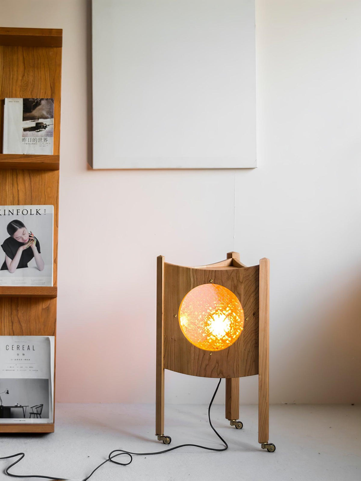 Carvora golvlampa med träpanel