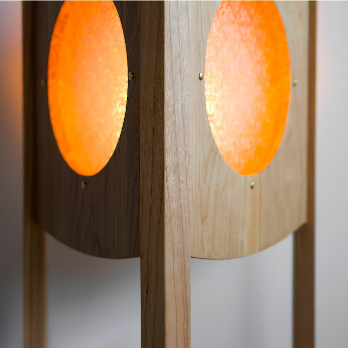 Carvora golvlampa med träpanel