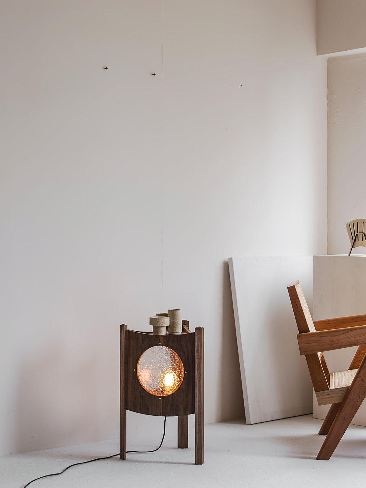 Carvora golvlampa med träpanel
