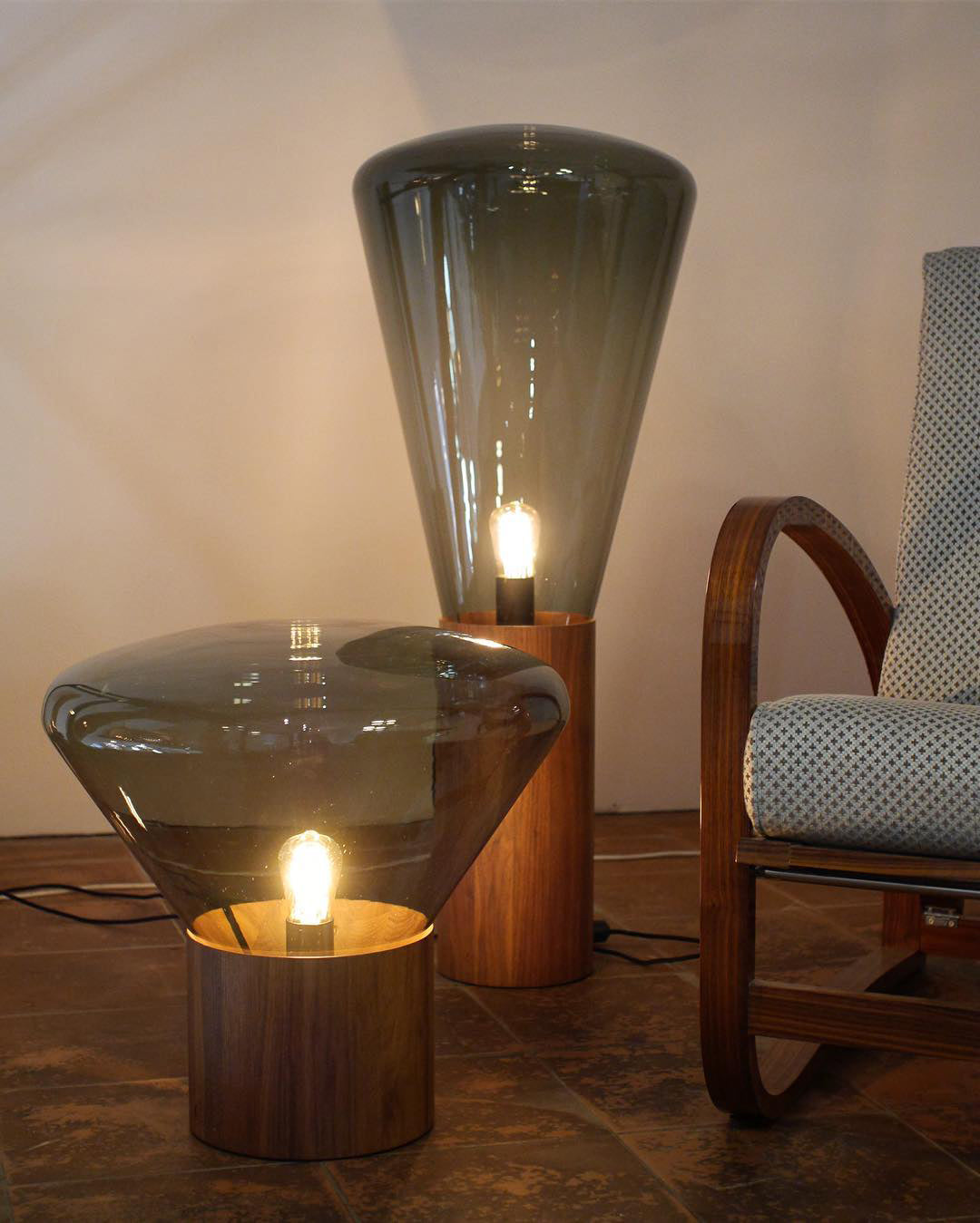 Candeeiro de mesa minimalista em madeira Sylirella