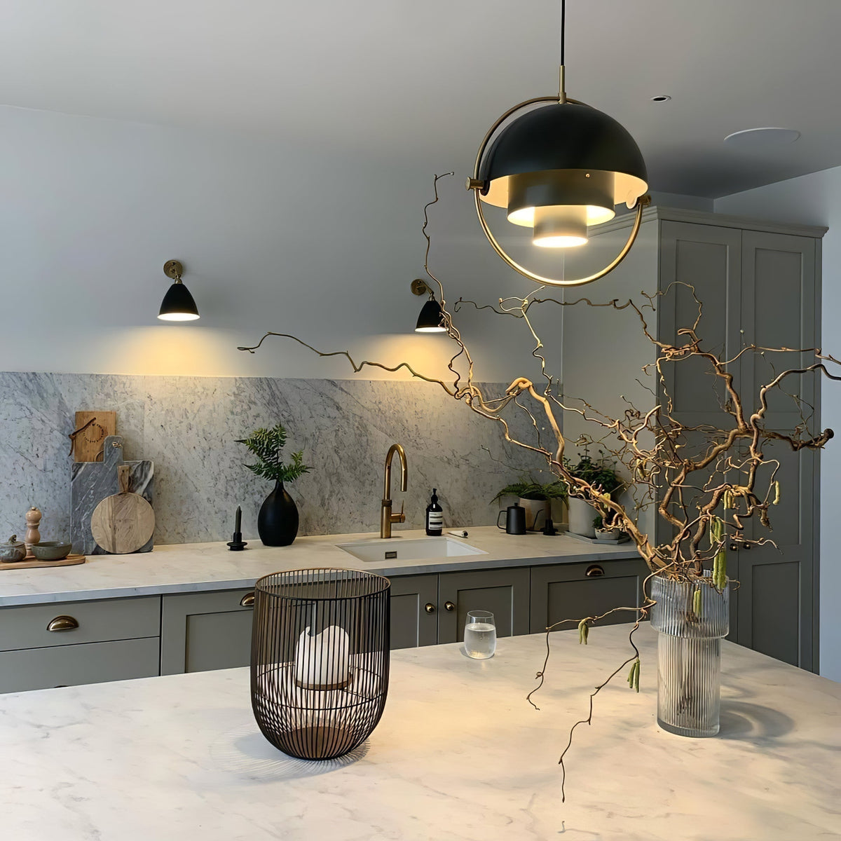 Miruaine pendellampe med deform kugle i guld