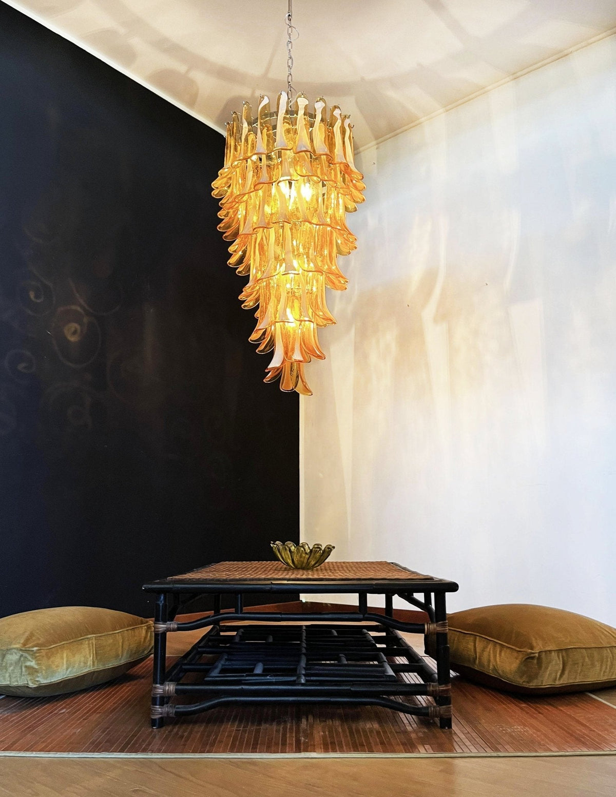 Lumenaine lysekrone med ravfarvede og hvide spiralformede Murano-glasblade
