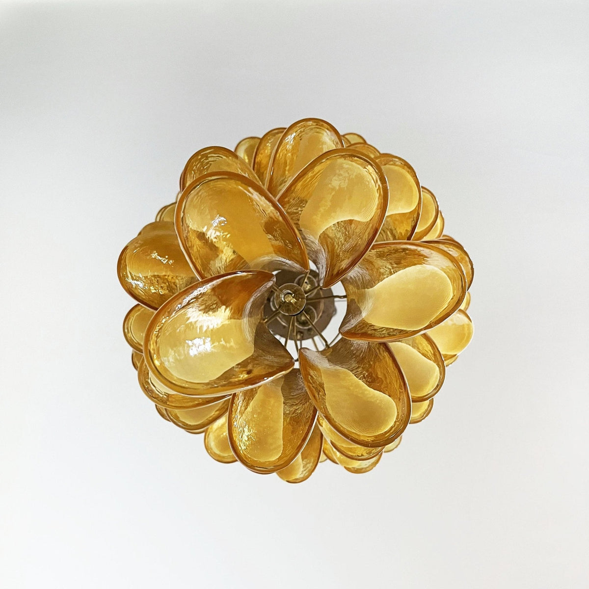 Lumenaine lysekrone med ravfarvede og hvide spiralformede Murano-glasblade