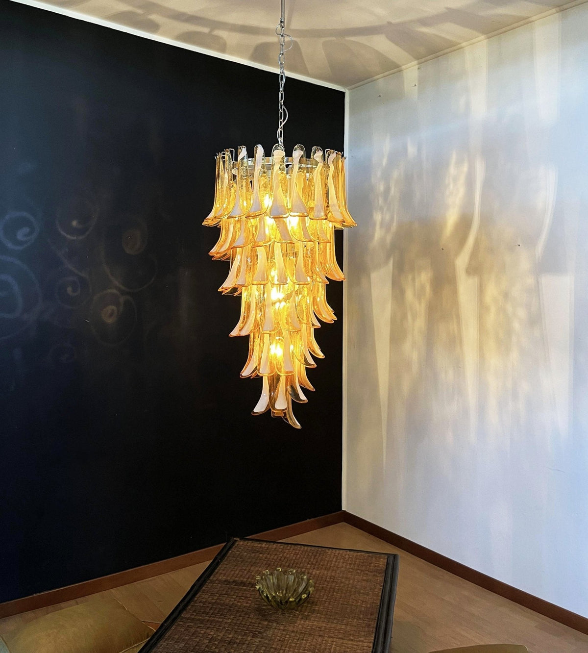 Lumenaine lysekrone med ravfarvede og hvide spiralformede Murano-glasblade