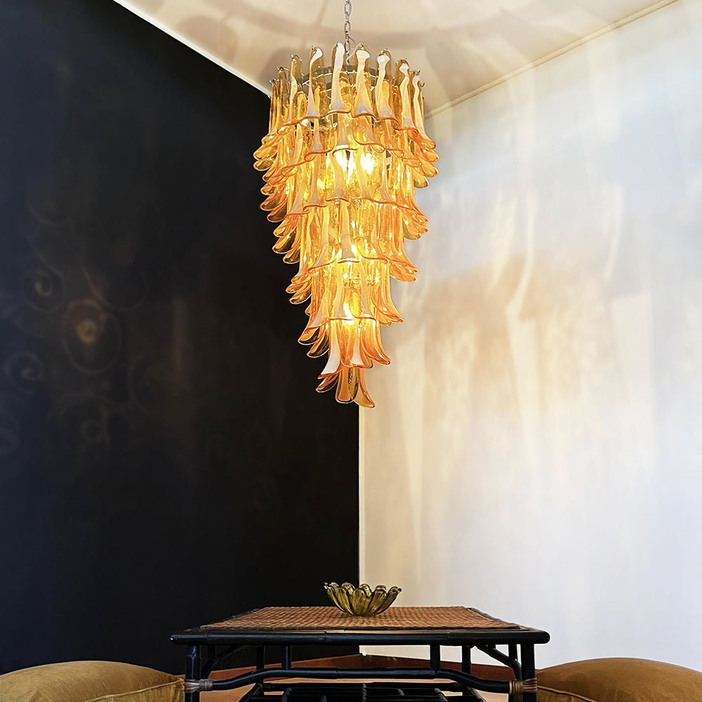 Lumenaine lysekrone med ravfarvede og hvide spiralformede Murano-glasblade