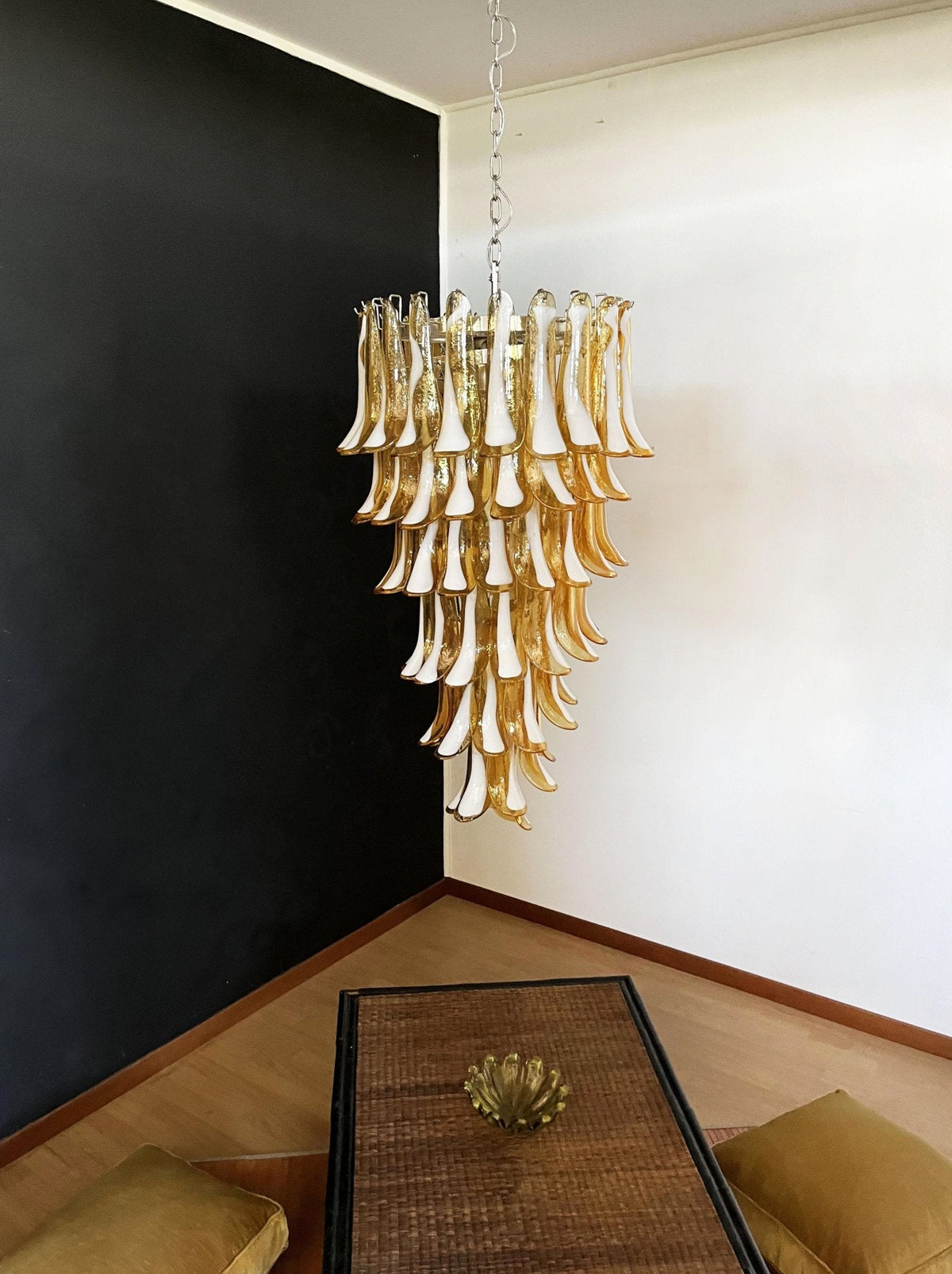 Lumenaine lysekrone med ravfarvede og hvide spiralformede Murano-glasblade