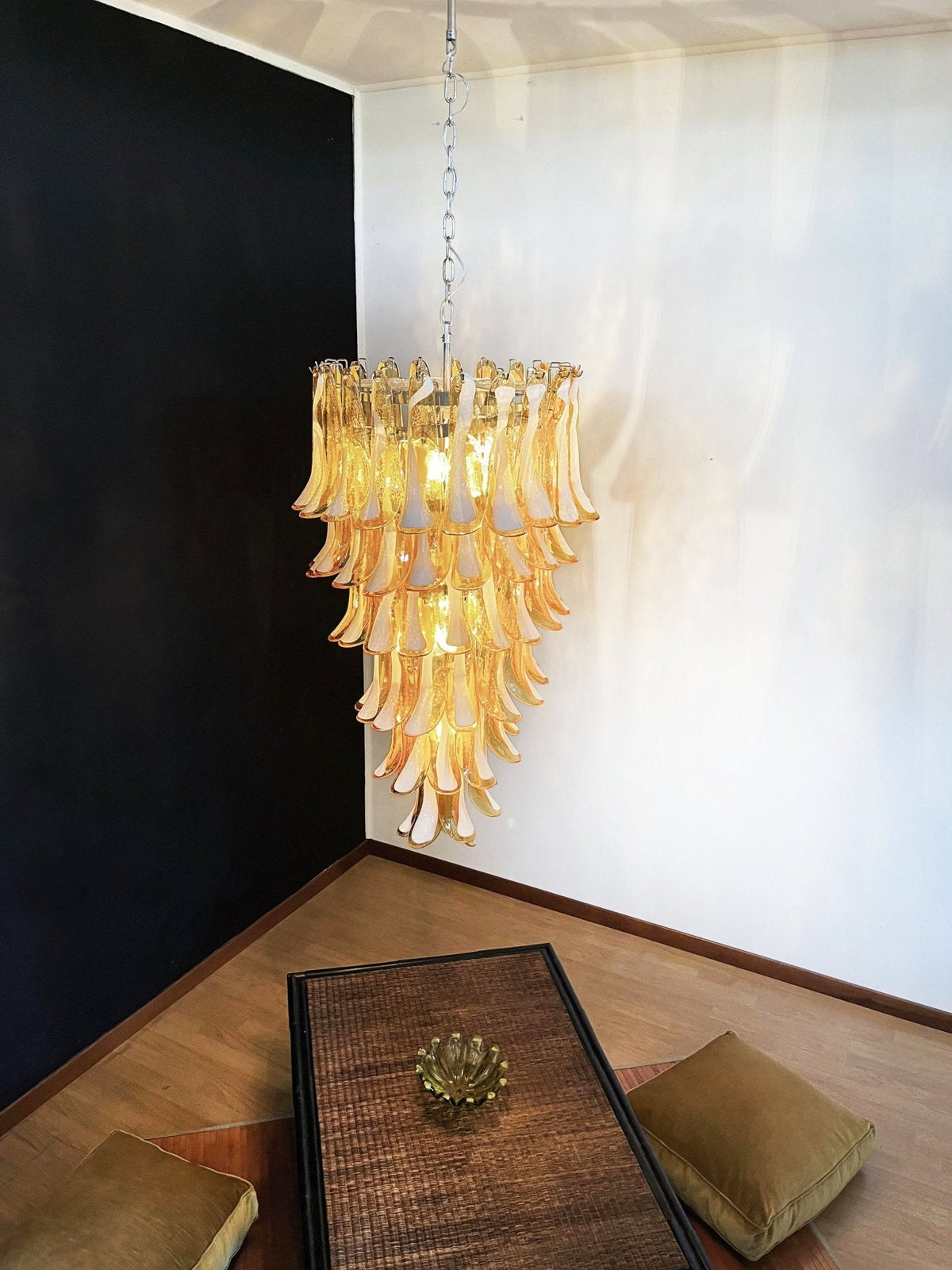 Lumenaine lysekrone med ravfarvede og hvide spiralformede Murano-glasblade