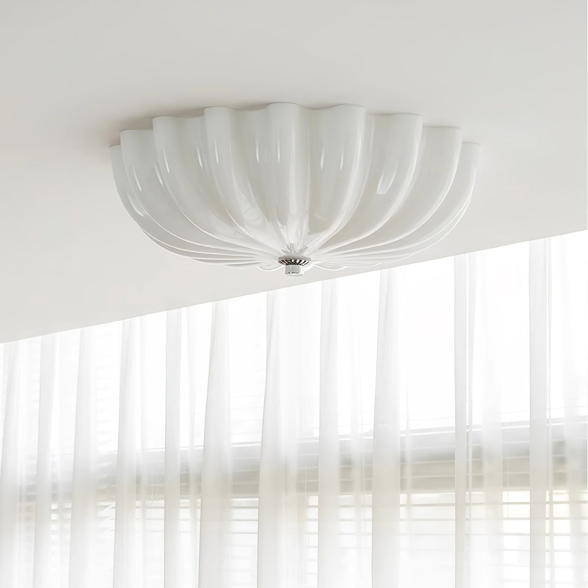 Urelis taklampa i handblåst Murano-glas, inspirerad av snäckskal