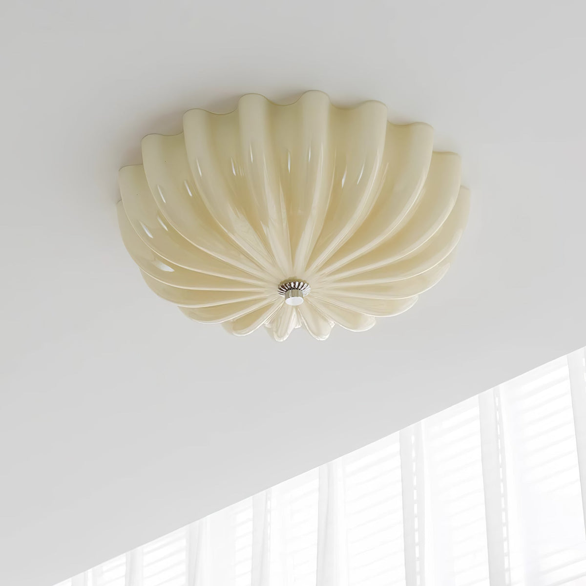 Urelis taklampa i handblåst Murano-glas, inspirerad av snäckskal
