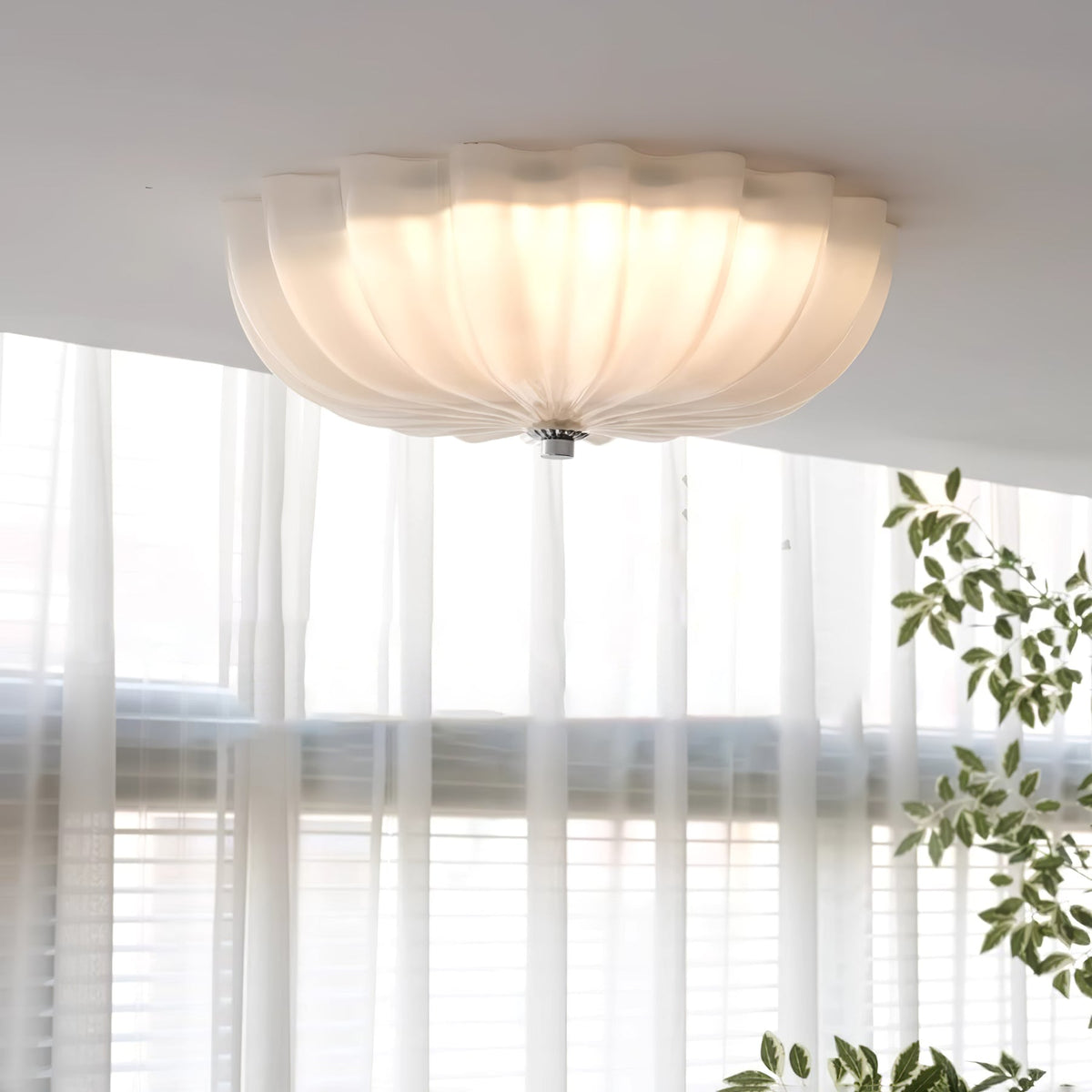 Urelis taklampa i handblåst Murano-glas, inspirerad av snäckskal
