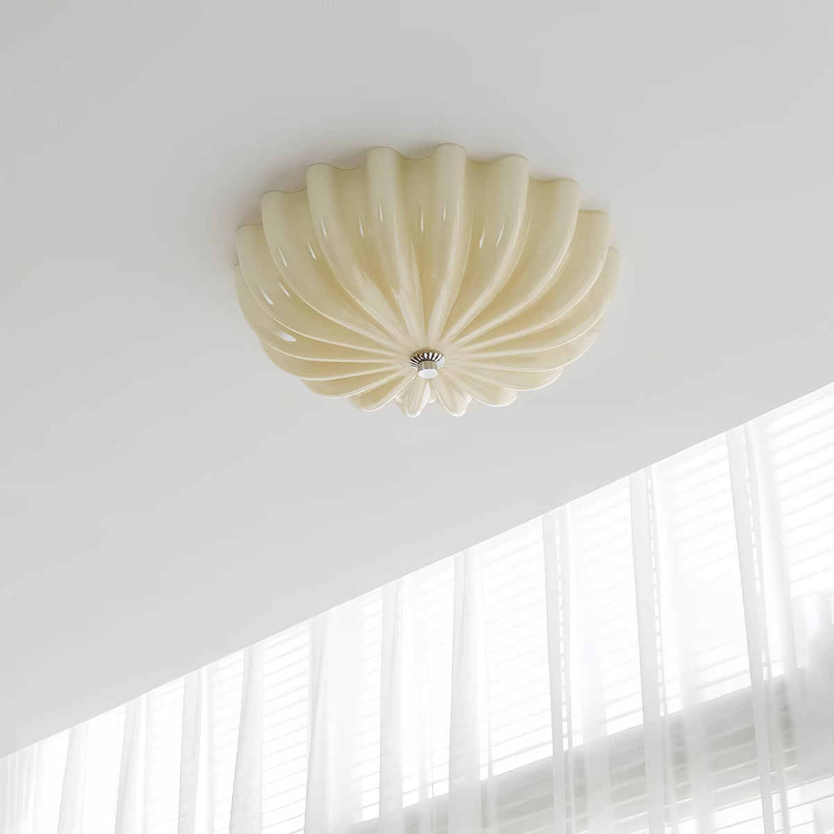 Urelis taklampa i handblåst Murano-glas, inspirerad av snäckskal