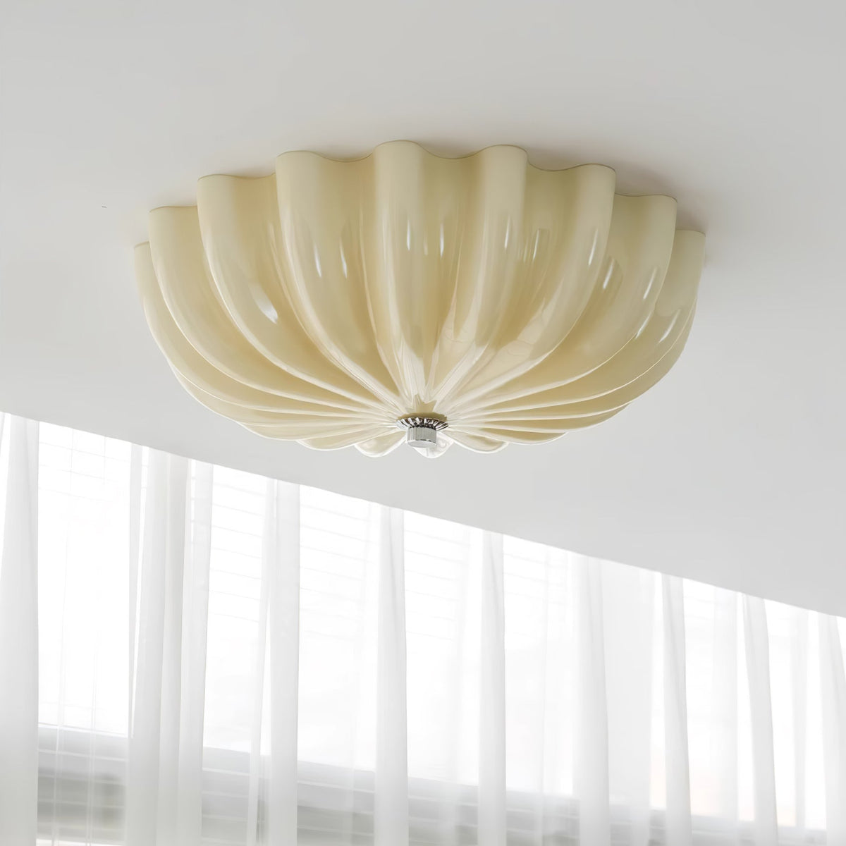 Urelis taklampa i handblåst Murano-glas, inspirerad av snäckskal