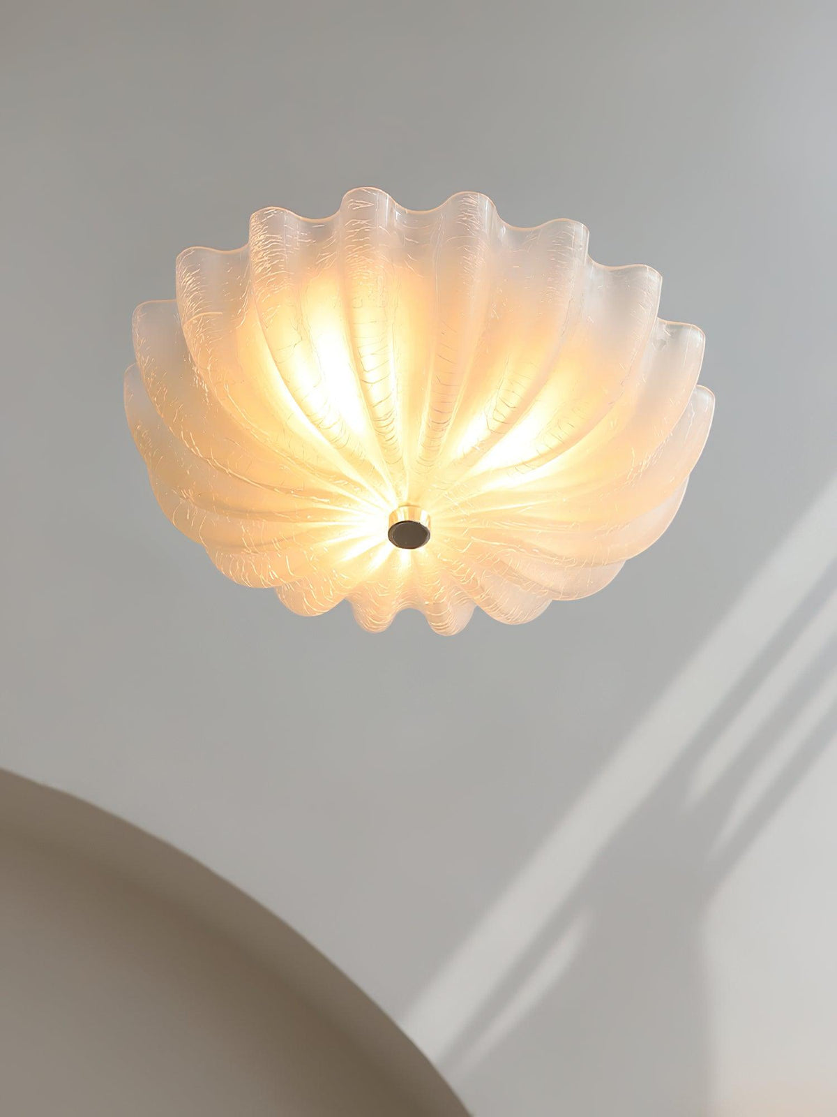 Urelis taklampa i handblåst Murano-glas, inspirerad av snäckskal