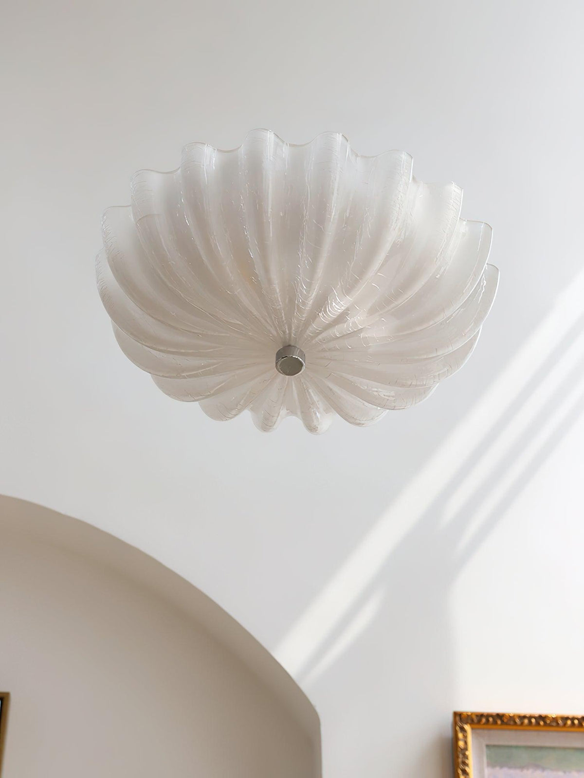 Urelis taklampa i handblåst Murano-glas, inspirerad av snäckskal