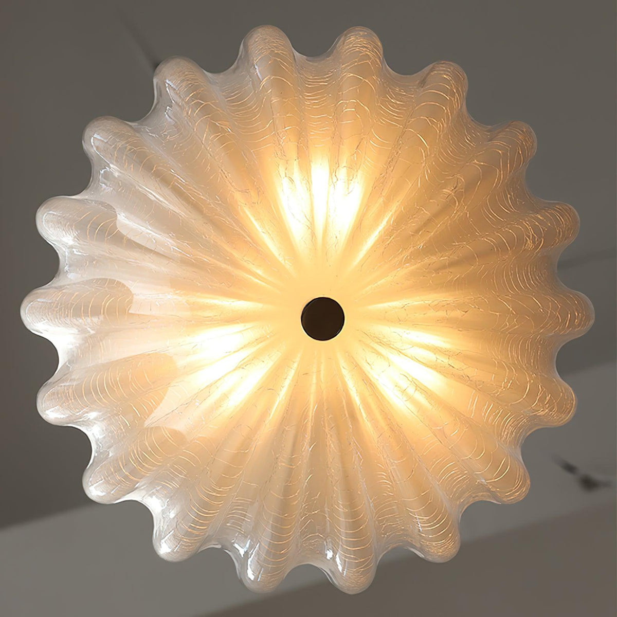Urelis taklampa i handblåst Murano-glas, inspirerad av snäckskal
