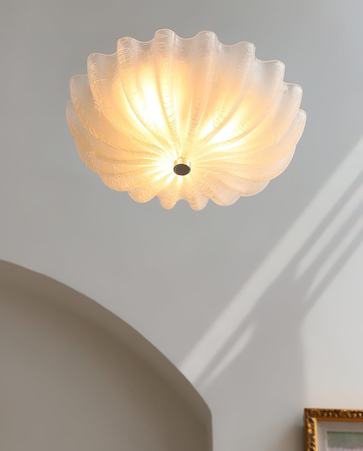 Urelis taklampa i handblåst Murano-glas, inspirerad av snäckskal