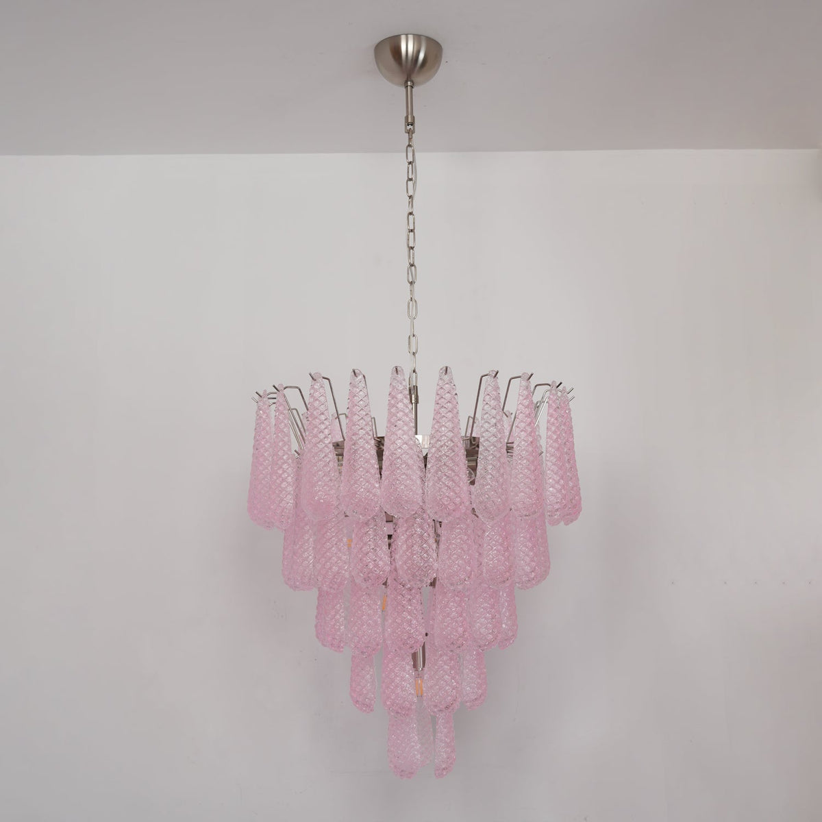 Veliena lysekrone med lyserøde dråber i Murano-glas, diamantmønster og vandfaldsdesign
