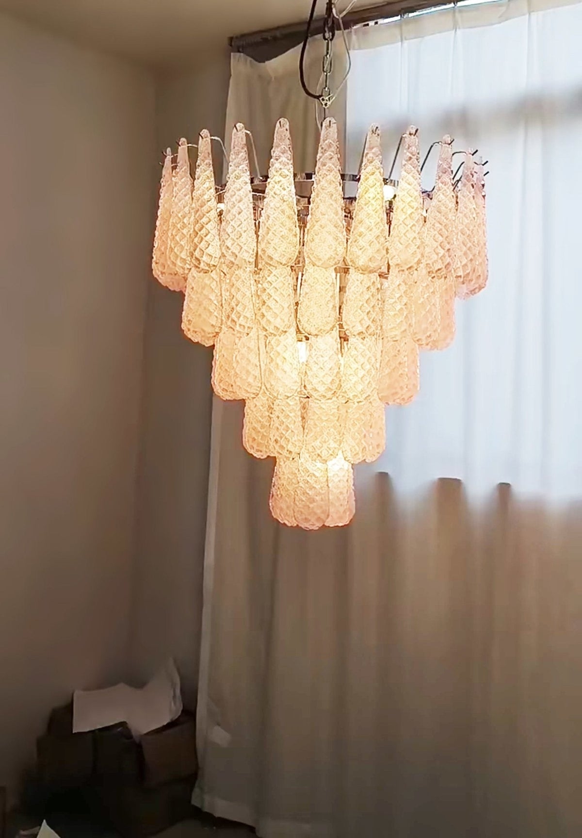 Veliena lysekrone med lyserøde dråber i Murano-glas, diamantmønster og vandfaldsdesign