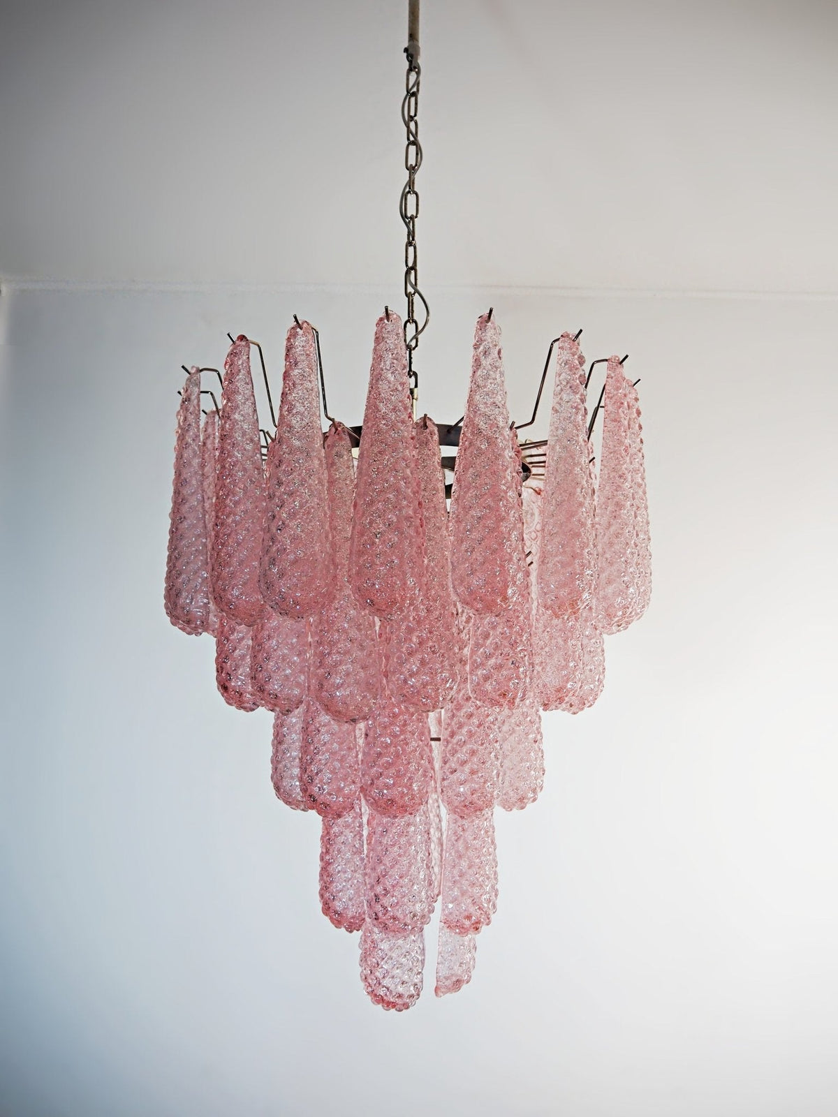 Veliena lysekrone med lyserøde dråber i Murano-glas, diamantmønster og vandfaldsdesign
