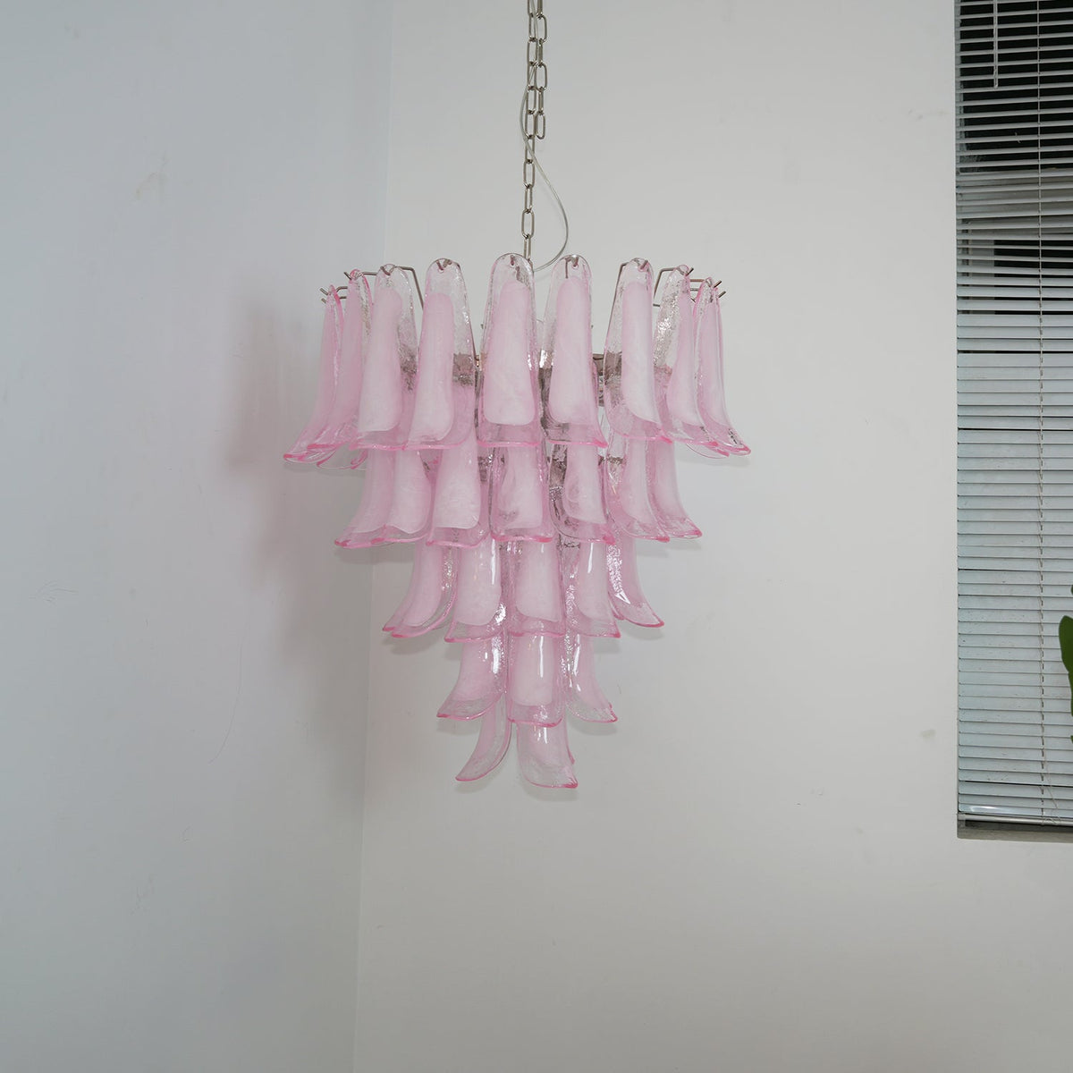 Velorira kristallkrona med rosa kronblad av Muranoglas och kaskad