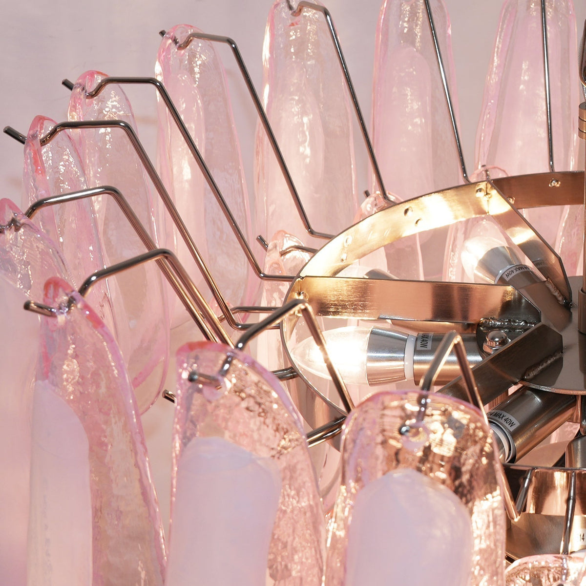 Velorira kristallkrona med rosa kronblad av Muranoglas och kaskad