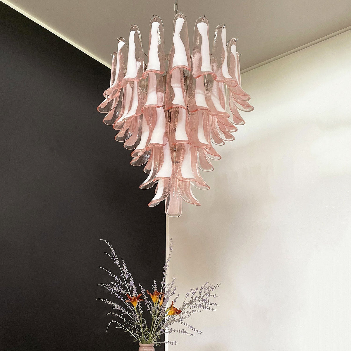 Velorira kristallkrona med rosa kronblad av Muranoglas och kaskad