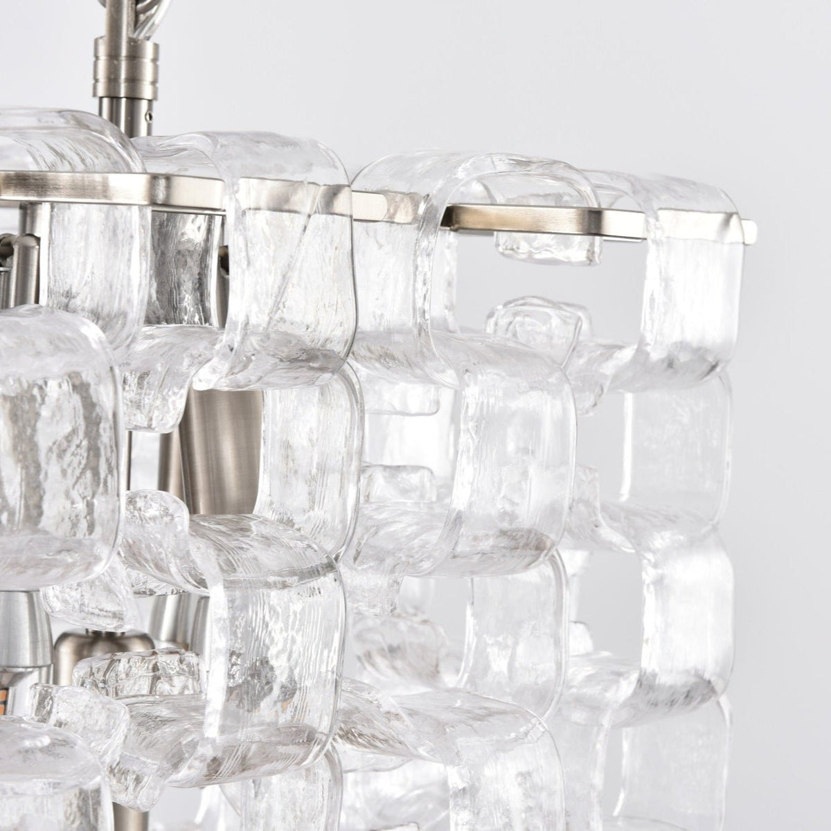 Orielis lysekrone i Murano-glas med sammenflettet geometrisk design