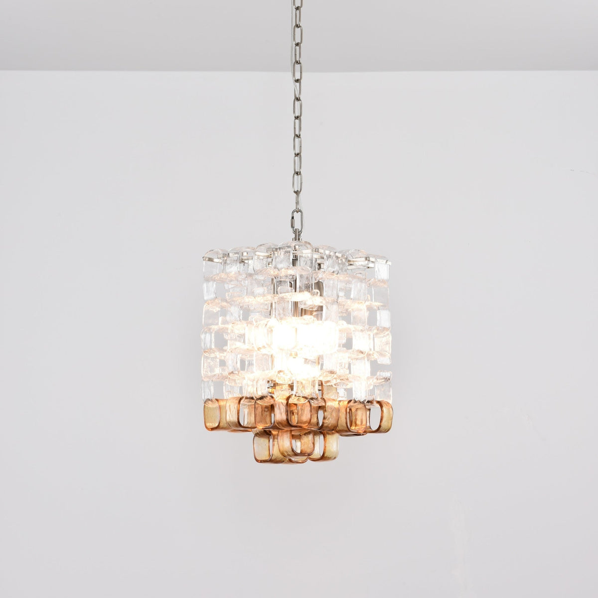 Orielis lysekrone i Murano-glas med sammenflettet geometrisk design
