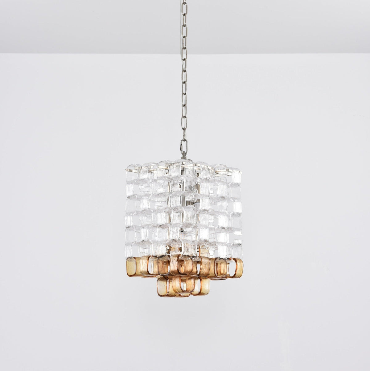 Orielis lysekrone i Murano-glas med sammenflettet geometrisk design
