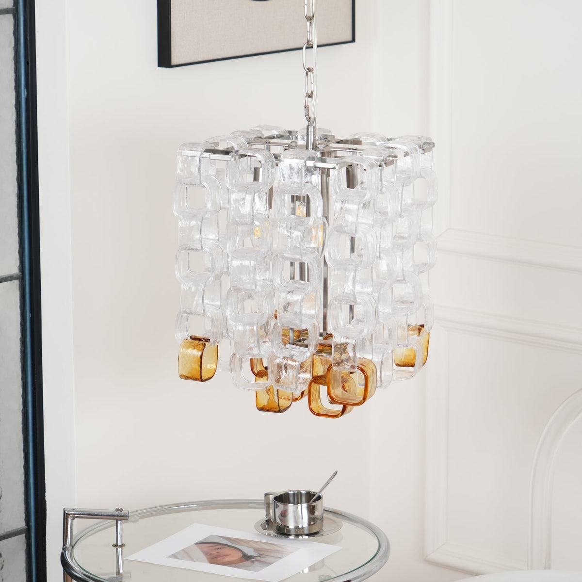 Orielis lysekrone i Murano-glas med sammenflettet geometrisk design